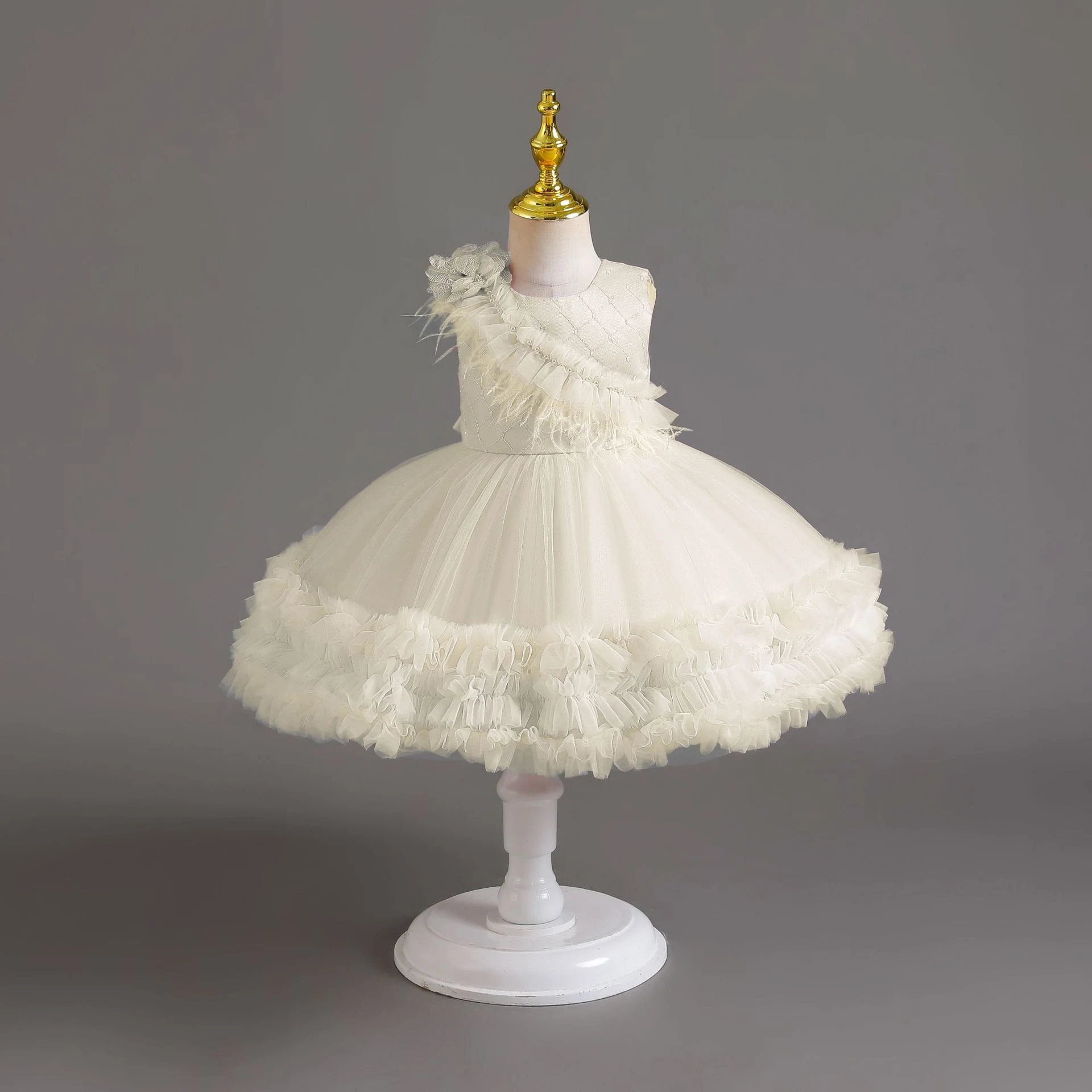 Vestido de princesa vermelho para casamento feminino. Celebre com elegância e beleza, perfeito para noivas e convidadas, destaque-se! — foto 7
