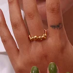 Anel feminino com contas em V banhado a aço inoxidável e ouro 18K. Design elegante e moderno, ideal para o uso diário. — foto 5