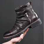 Heren leren schoenen, cowboylaarzen en Martin boots. Stevige en stijlvolle schoenen voor dagelijks gebruik. Duurzaam en comfortabel. — foto 2