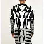 Suéter preto, branco e cinza para o frio. Conforto e estilo em uma só peça. Perfeito para diversas ocasiões, mantendo você aquecido com elegância e praticidade. — foto 4