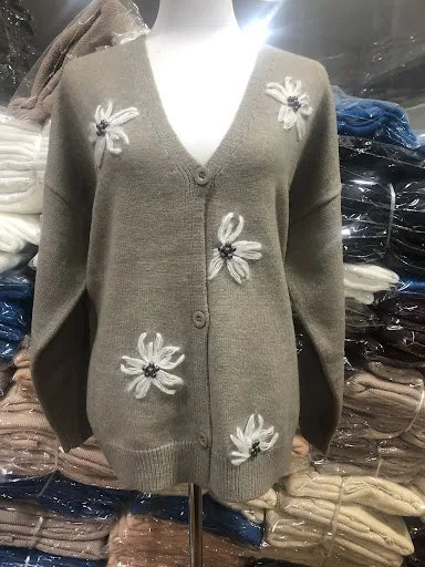 Title 7, Damski sweter z długim rękawem i haftowanym dek...
