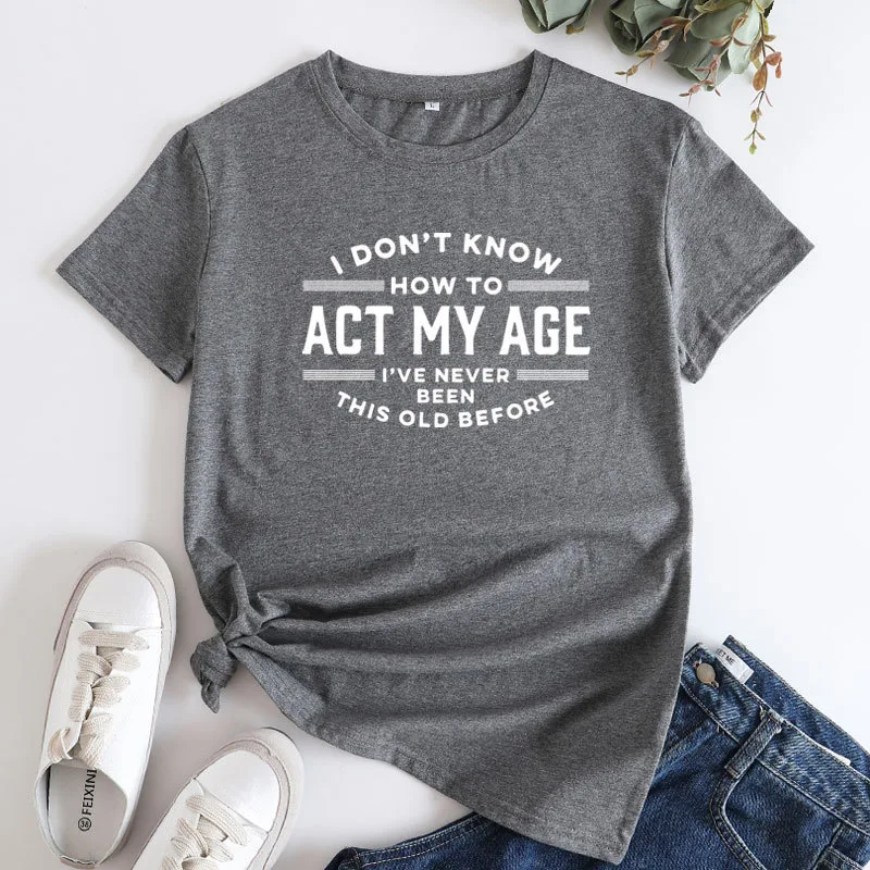 Camiseta feminina de algodão com estampa de letras, gola redonda, manga curta. Conforto e estilo para o dia a dia, ideal para um visual casual. — foto 15
