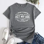 Camiseta feminina de algodão com estampa de letras, gola redonda, manga curta. Conforto e estilo para o dia a dia, ideal para um visual casual. — foto 15