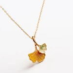 Colar feminino gracioso e moderno com pingente de folha de ginkgo outonal esmaltado com camadas e efeito tridimensional. — foto 1