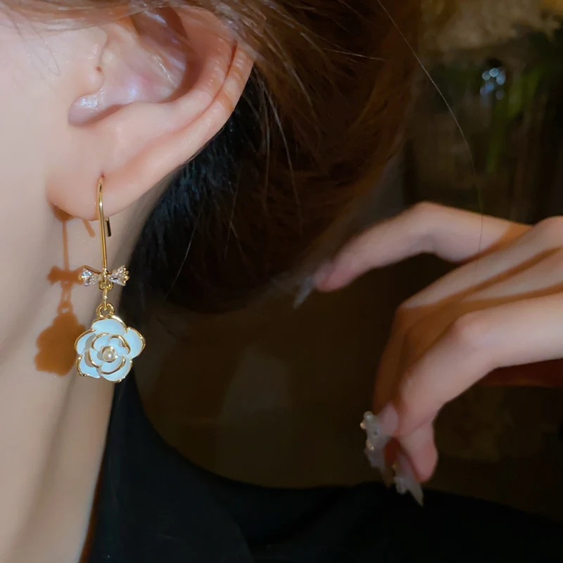 Title 4, Orecchini Earhook Camelia Perla Zircone per pen...