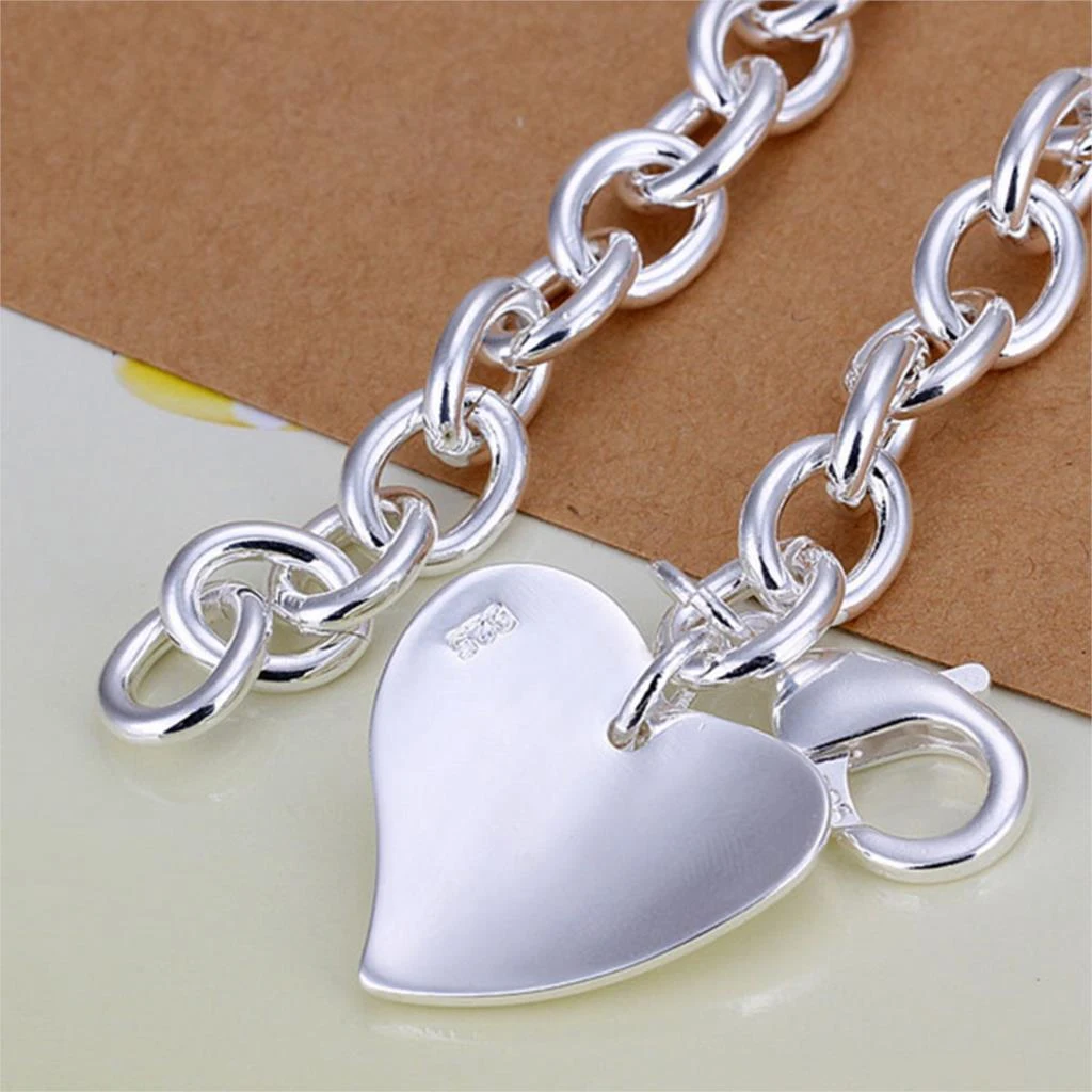 Pulseira de coração vazado prateada, versão coreana criativa. Elegância e charme em um acessório feminino perfeito para presentear ou usar. — foto 4