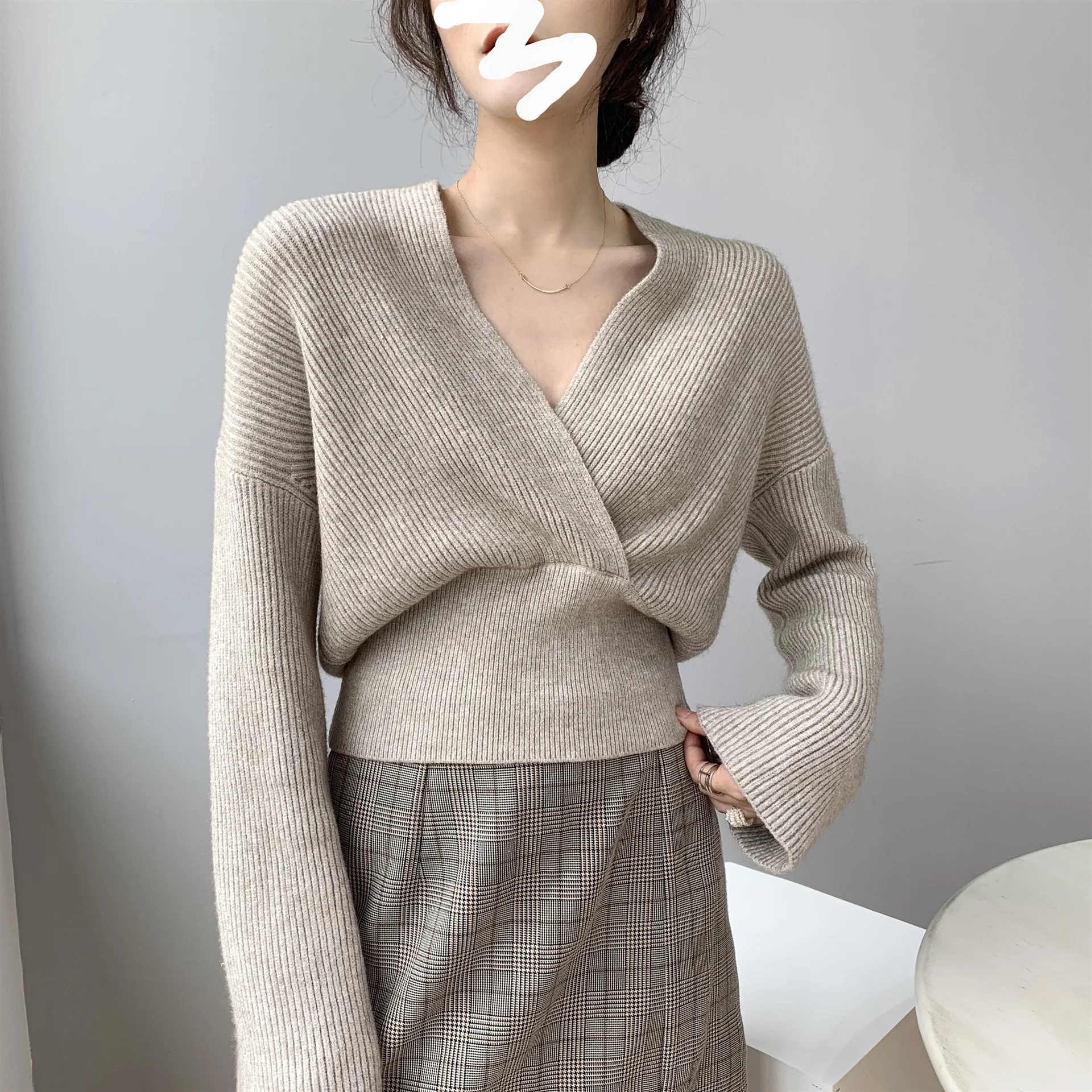Title 5, Slim-fit trui met gekruiste V-hals en luie stijl