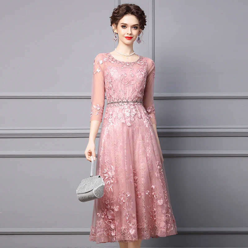 Vestido longo com diamantes delicados e unhas perfeitas para ocasiões formais. Sofisticação e glamour para momentos especiais. — foto 1
