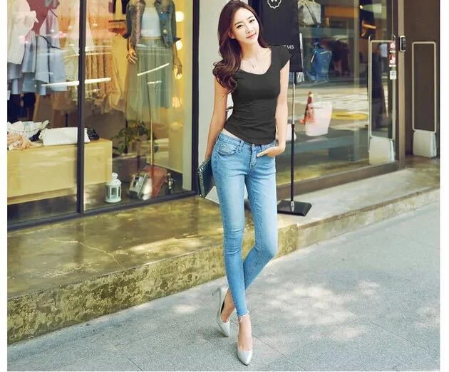 Top feminino com costas de laço, manga curta e slim. Design elegante e moderno para um visual sofisticado e confortável. — foto 2