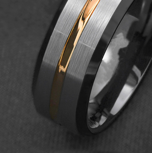Anel de listras prata, preto e dourado. Adicione elegância ao seu visual. Perfeito para combinar com diferentes looks e ocasiões. — foto 4
