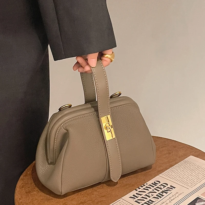 Bolsa transversal de couro genuíno para transporte diário, design elegante e funcional, perfeita para uso cotidiano, durável e confortável. — foto 4