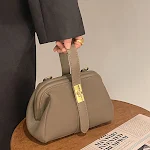 Bolsa transversal de couro genuíno para transporte diário, design elegante e funcional, perfeita para uso cotidiano, durável e confortável. — foto 4