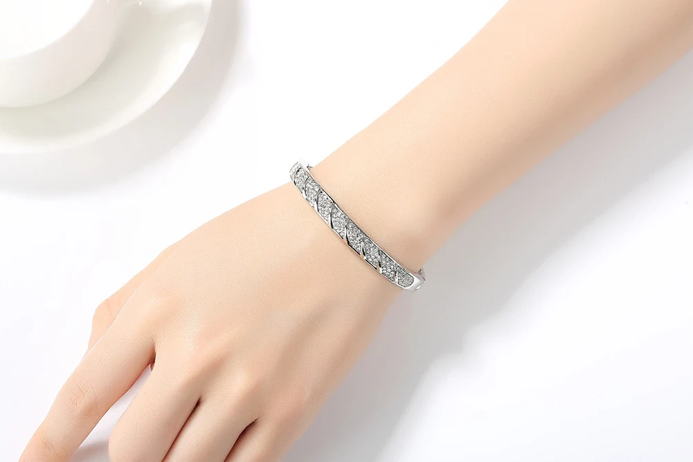 Modieuze en populaire armband met volledig diamanten Oostenrijkse kristallen. Voeg glamour en elegantie toe aan je outfit. — foto 3