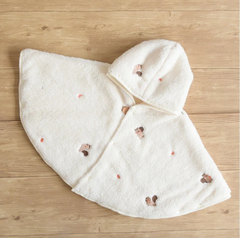 Capa com capuz de fleece coral quente bordada para bebê. Ideal para manter seu bebê aquecido e confortável. Macia, aconchegante e charmosa. — foto 3
