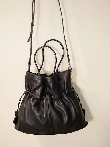 Title 6, Borsa in morbida pelle di pecora con design spe...