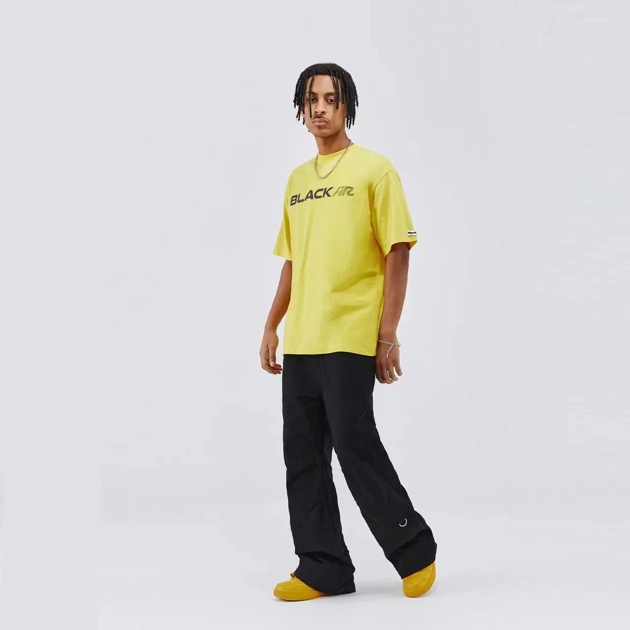 Camiseta masculina de verão amarelo limão com letras, manga curta solta. Conforto e frescor para os dias quentes de verão. — foto 1