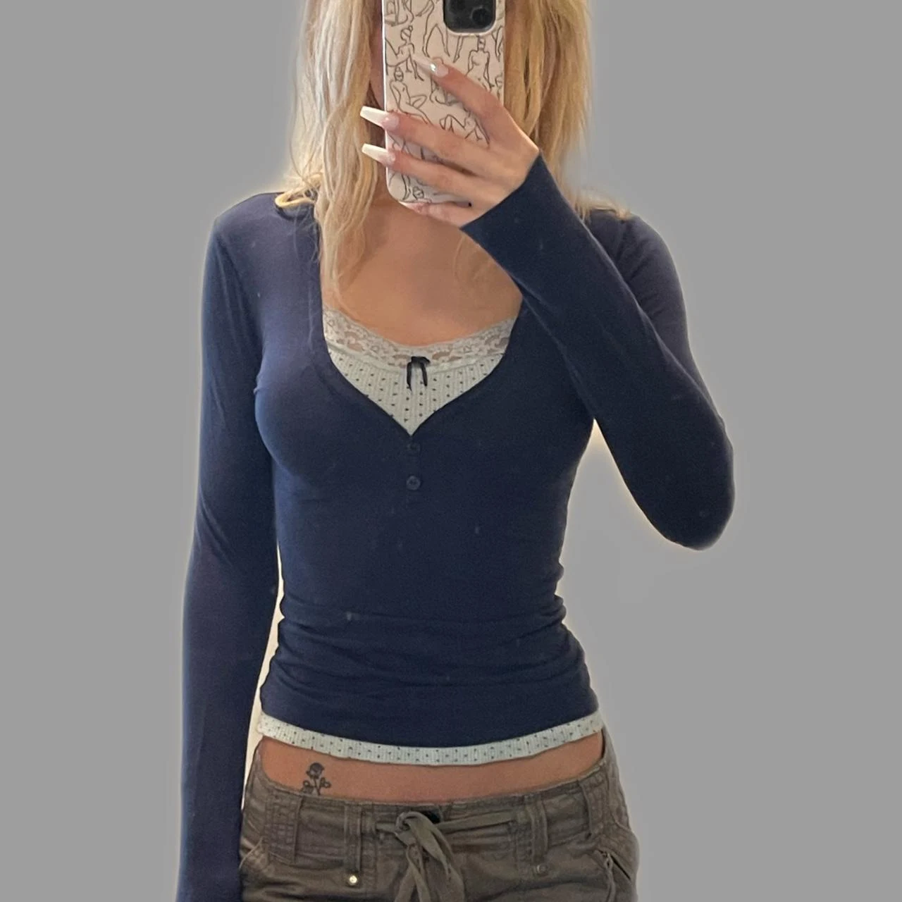 Neues Commuter Bottom Top Damen-T-Shirt mit V-Ausschnitt und Kontrastschleife — foto 1