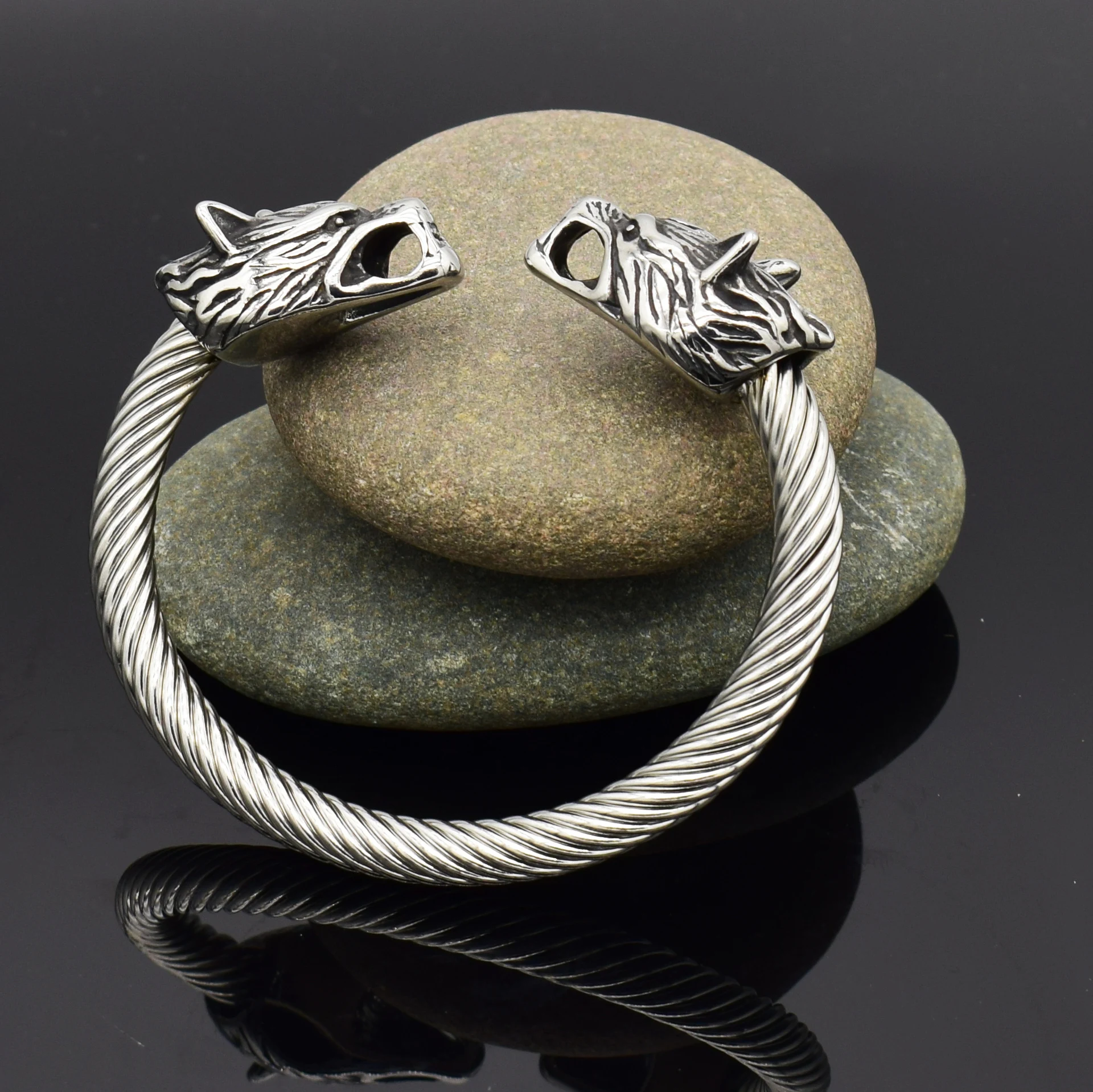 Pulseira Torc Asgard Crafted de Aço Inoxidável com Cabeça de Lobo Cinza Grande – Artesanal e Imponente, para um Visual Único e Poderoso. — foto 1