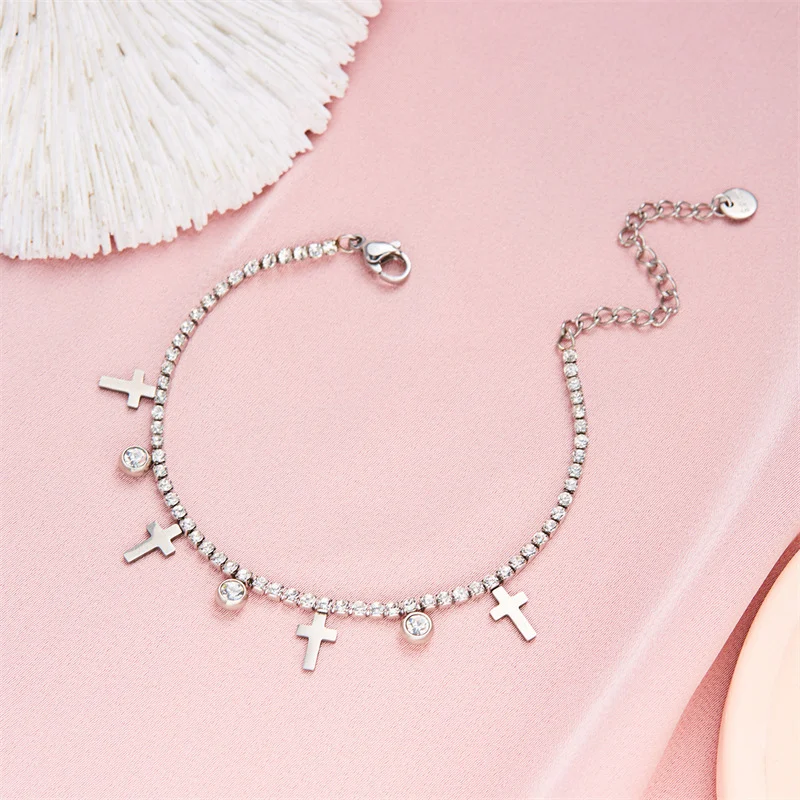 Pulseira com fivela de lagosta e zircônia retangular com flores, adicionando um toque de brilho ao seu visual. — foto 7
