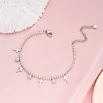 Pulseira com fivela de lagosta e zircônia retangular com flores, adicionando um toque de brilho ao seu visual. — foto 7
