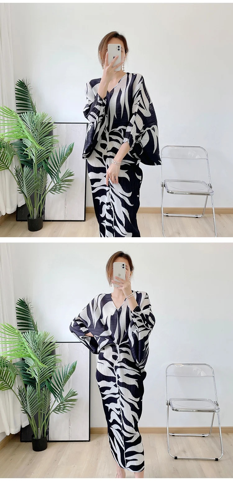 Title 20, Pleated Loose V-neck Summer Print Dress