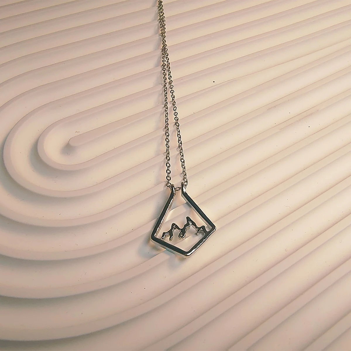 Colar feminino simples e popular, presente ideal para encontros e aniversários. Um acessório feminino perfeito para qualquer mulher. — foto 8
