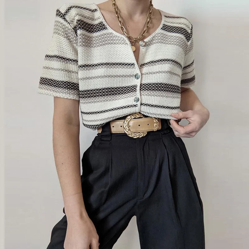 Retro beige gestreept T-shirt met korte mouwen. Comfortabel en stijlvol voor een casual look. Perfect voor warme dagen. — foto 1