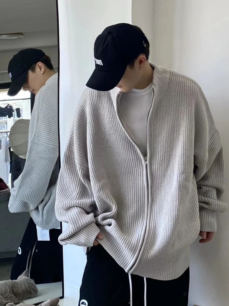 Casaco suéter unissex com zíper solto e gola alta, moda fashion. Conforto e estilo para homens e mulheres, perfeito para looks casuais e modernos. — foto 10