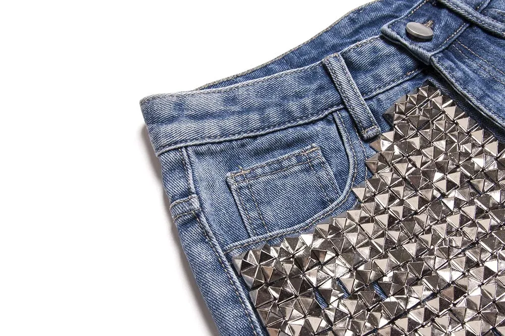 Shorts jeans com tachas, cintura alta solta, perfeitos para um visual moderno e confortável, ideais para o verão. — foto 8