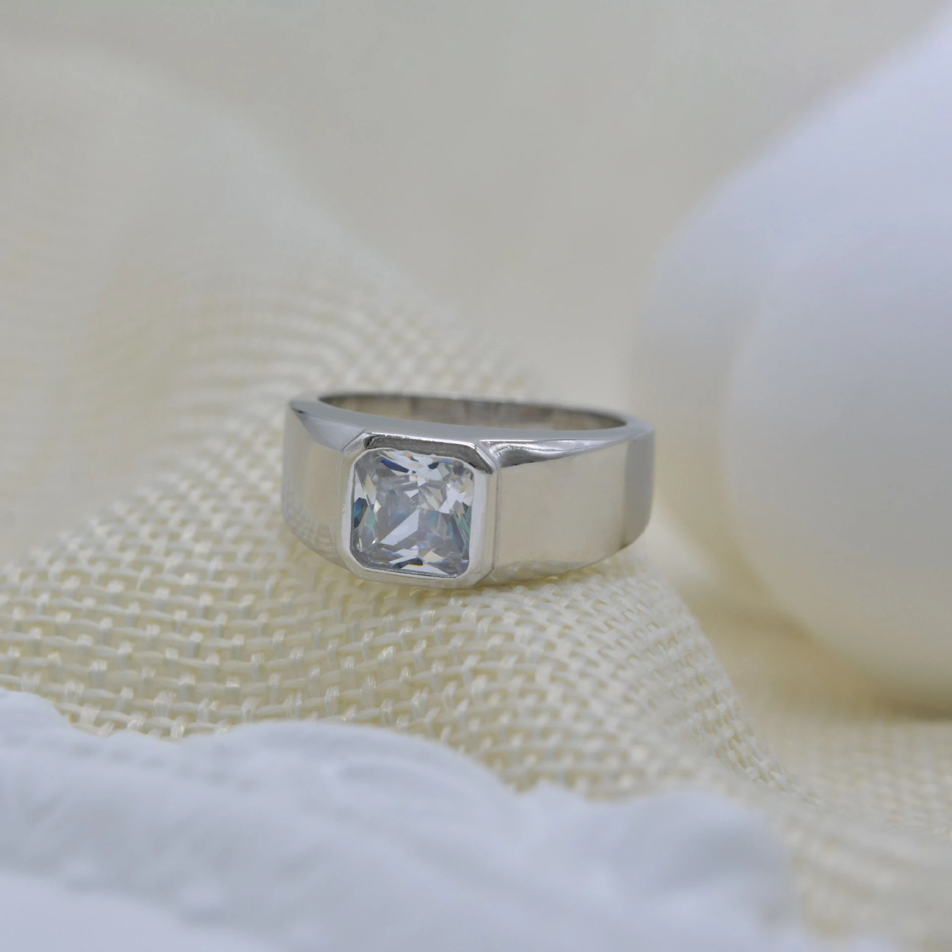 S925 Mode ring met onregelmatige witte zirkonia. Hoogwaardige dames sieraden. Stijlvol en glanzend. Perfect als cadeau en voor dagelijks gebruik. — foto 17