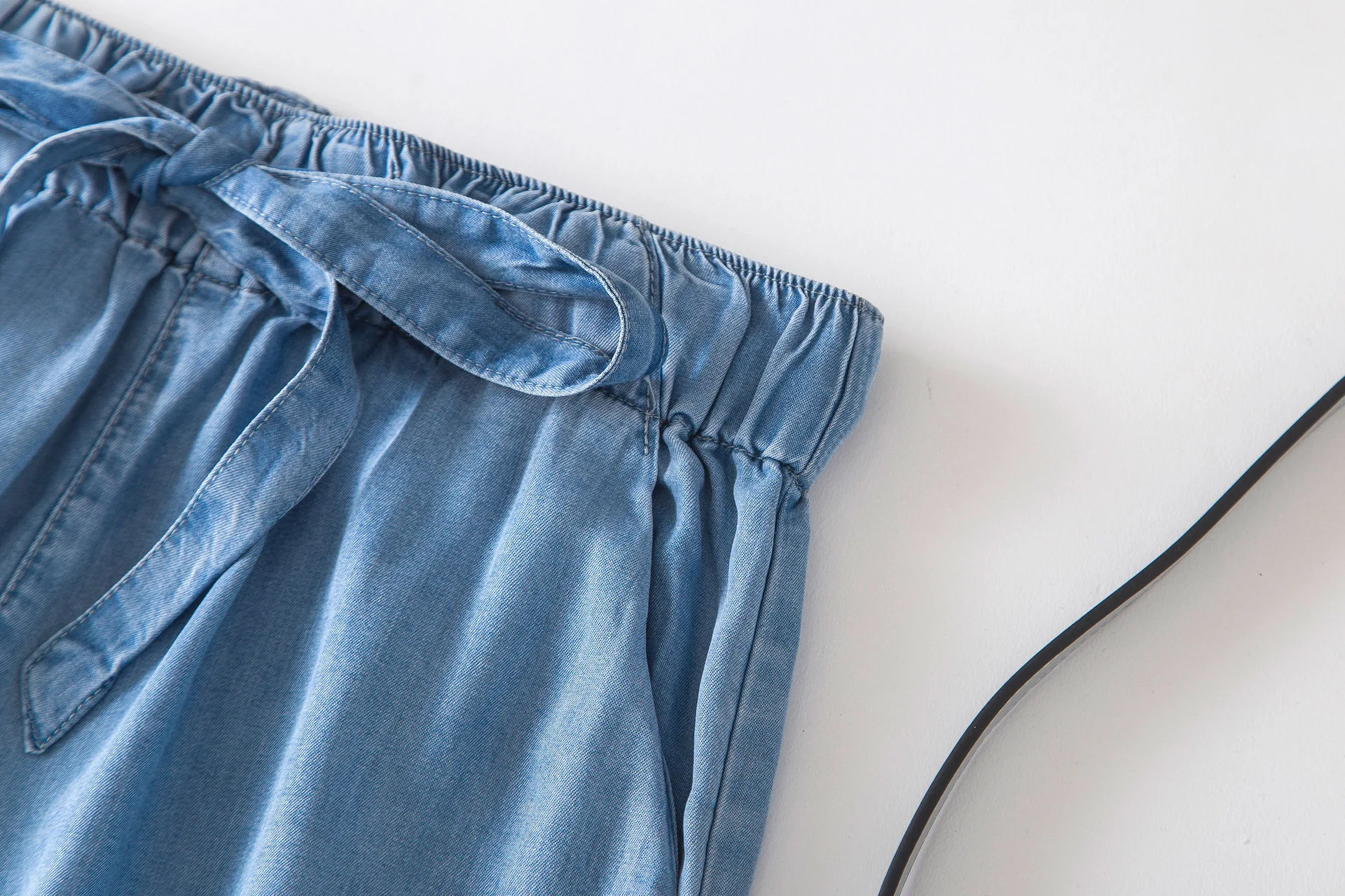 Pantaloni Harun in denim casual con design a ravanello per piedini piccoli, comodi e alla moda per un look informale. — foto 3