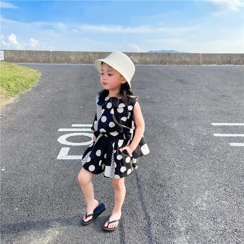Top de verão sem mangas com barra irregular e gola boneca, perfeito para um visual leve e charmoso nos dias quentes — foto 2