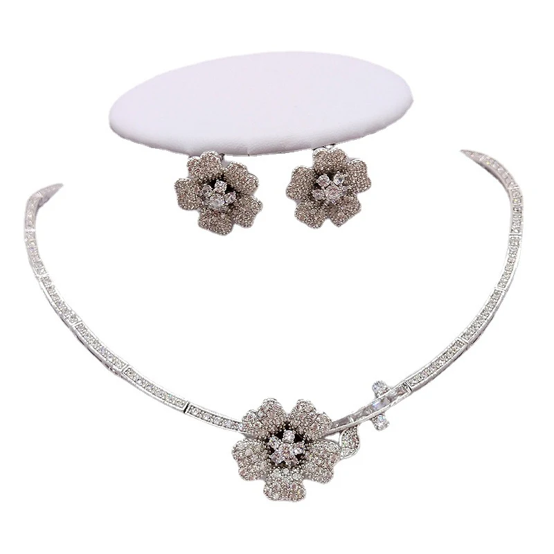 Conjunto Colar e Brincos Camélia Zircônia, elegância deslumbrante. Ideal para realçar sua beleza e brilhar em eventos especiais. — foto 1