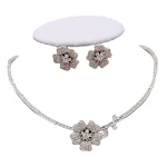 Conjunto Colar e Brincos Camélia Zircônia, elegância deslumbrante. Ideal para realçar sua beleza e brilhar em eventos especiais. — foto 1