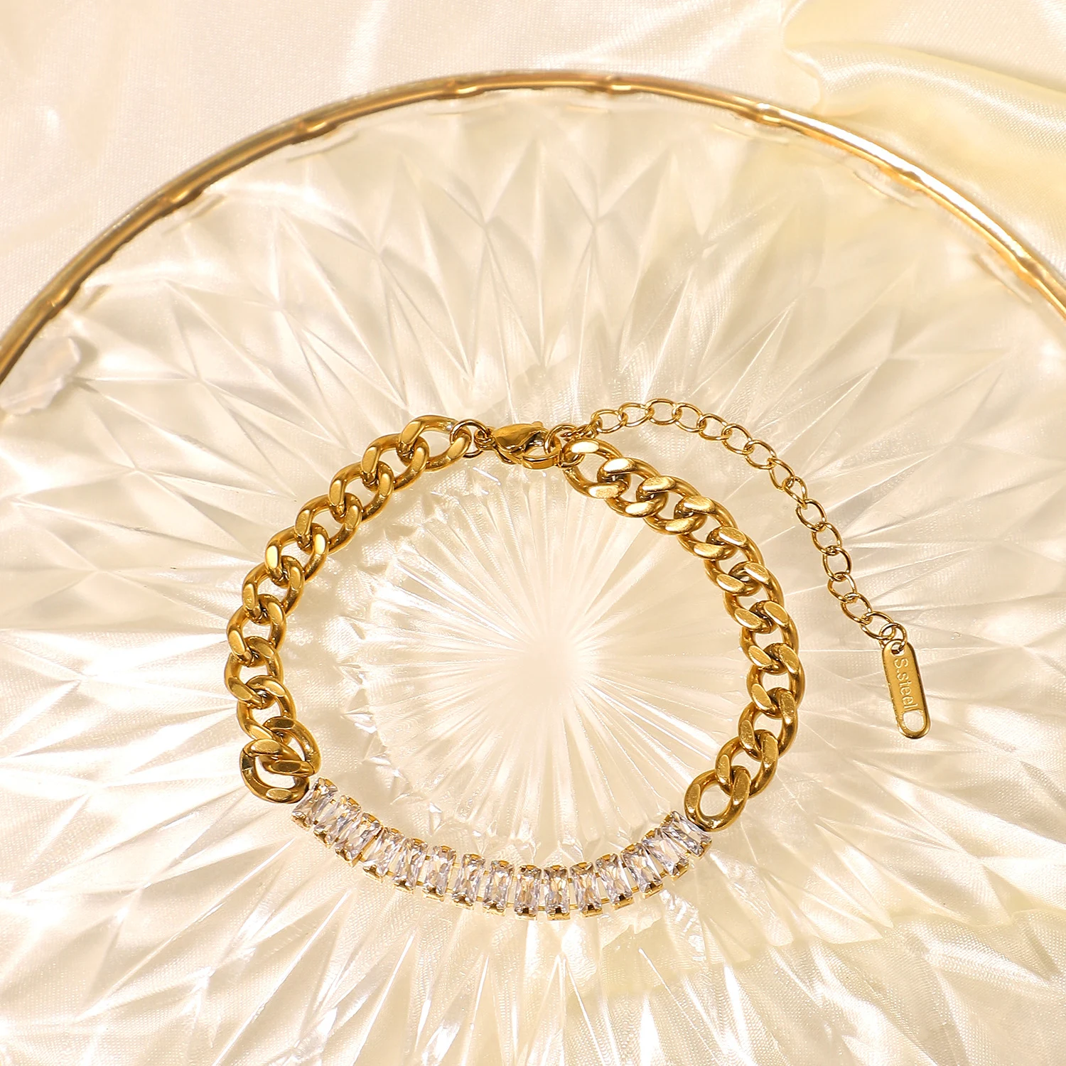 Pulseira feminina com corrente e costura de zircônia. Um acessório charmoso para mulheres que valorizam a elegância e o brilho. Ideal para realçar seu estilo. — foto 6