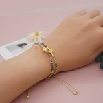 Pulseira empilhada artesanal com contas de arco-íris e cruz Joker, um acessório vibrante e estiloso para expressar sua personalidade. Use já! — foto 5