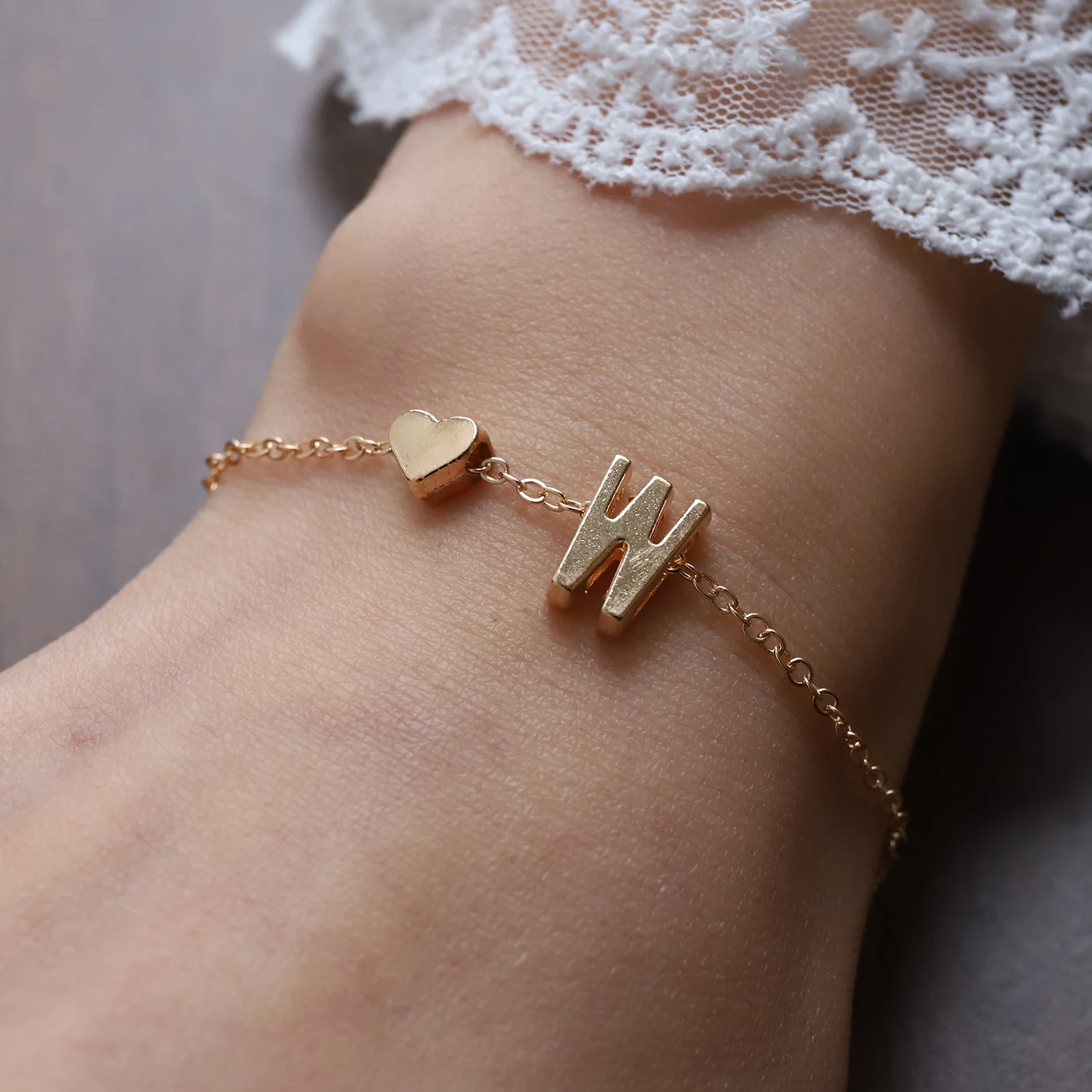 Pulseira com letras inglesas em liga, formato de coração e personalidade elegante. Expresse seu estilo único com esta joia charmosa e especial. — foto 13