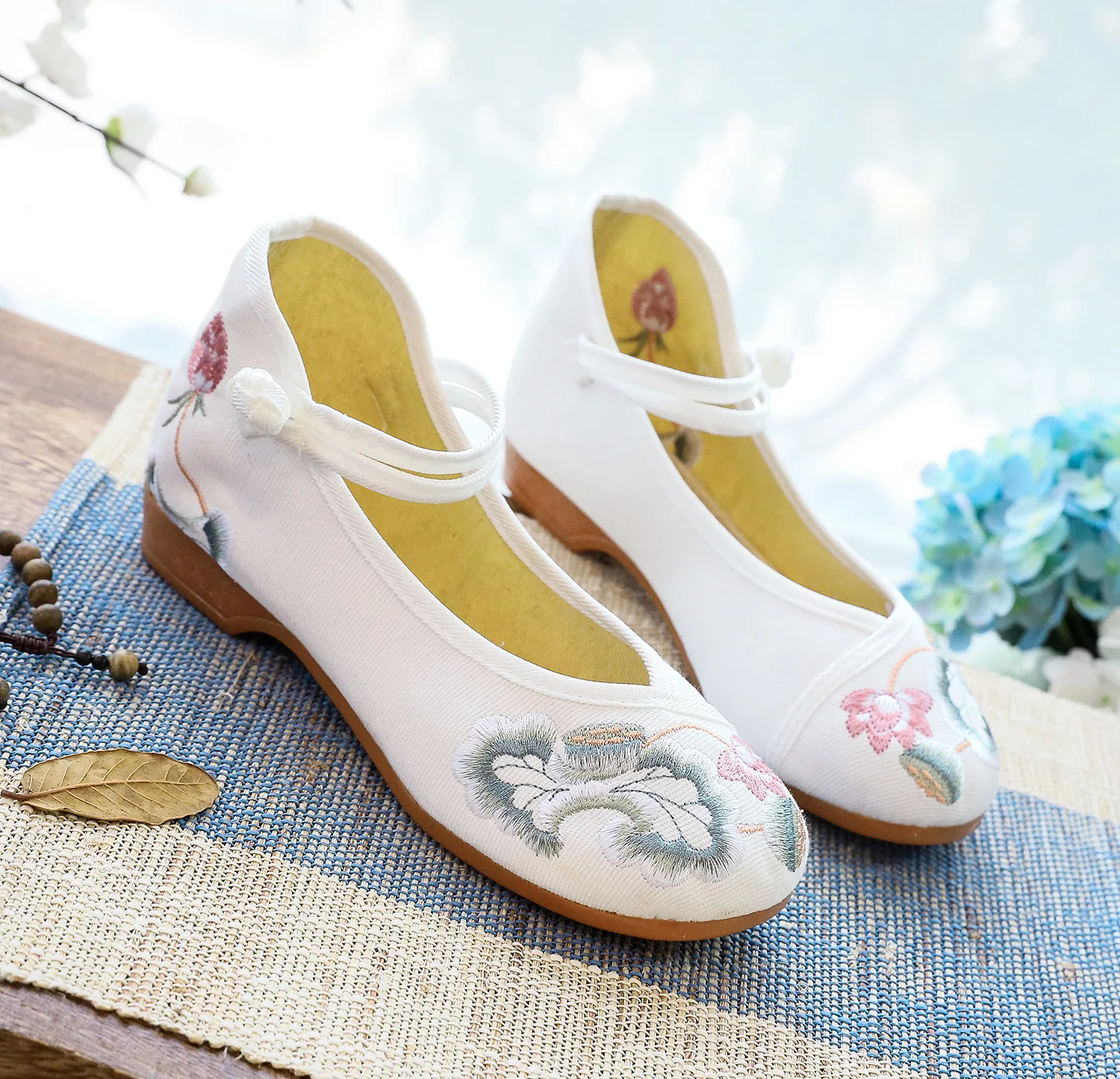 Embroidered Flower Pumps for Women, designed to match your Cheongsam. Enhance your style with these elegant and traditio — photo 43