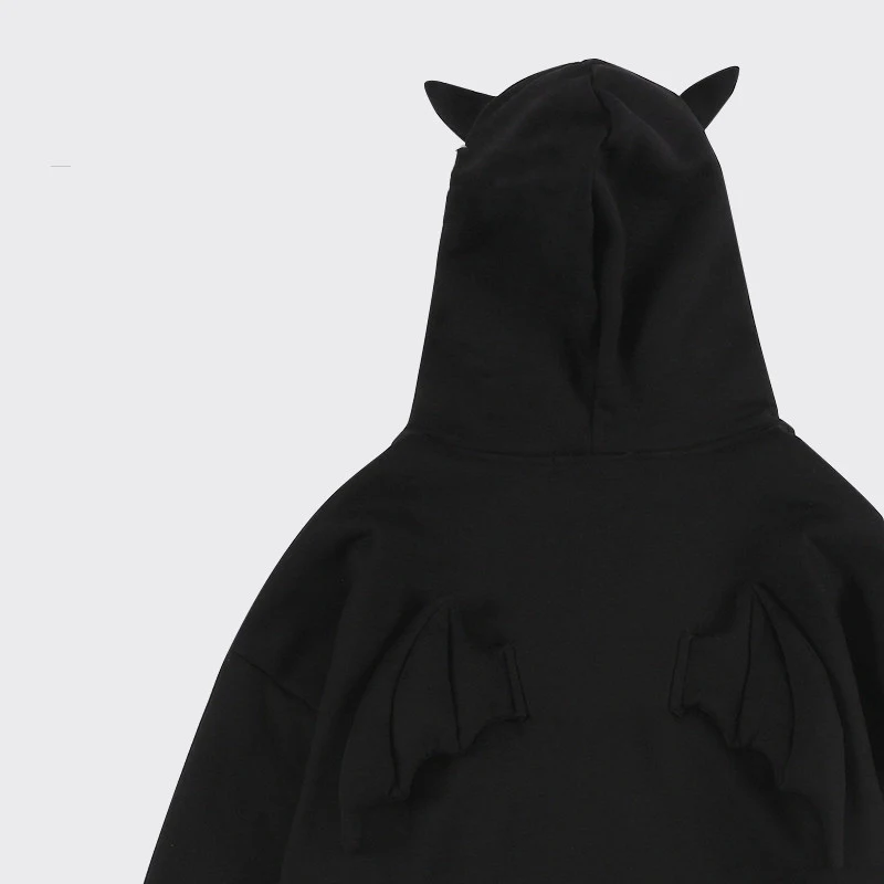 Suéter fofo com asas de diabo para Halloween, perfeito para o "Doce ou Travessura". Design adorável e confortável para as crianças. — foto 1