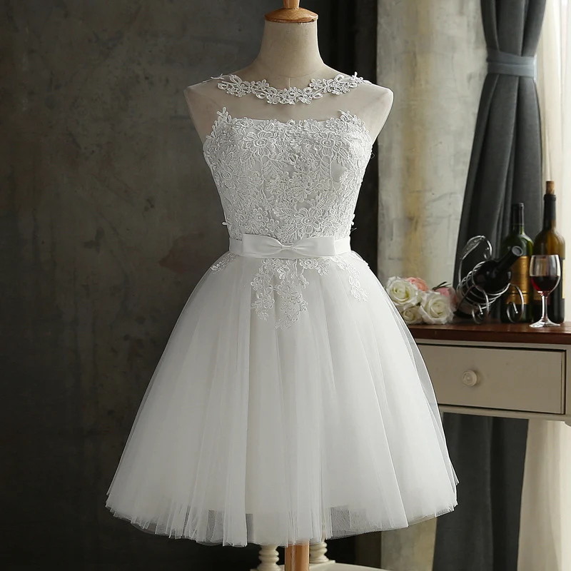 Vestido branco de madrinha com costas bandage e renda. Ideal para casamentos, confortável e elegante, realça a beleza. — foto 4