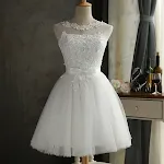 Vestido branco de madrinha com costas bandage e renda. Ideal para casamentos, confortável e elegante, realça a beleza. — foto 4