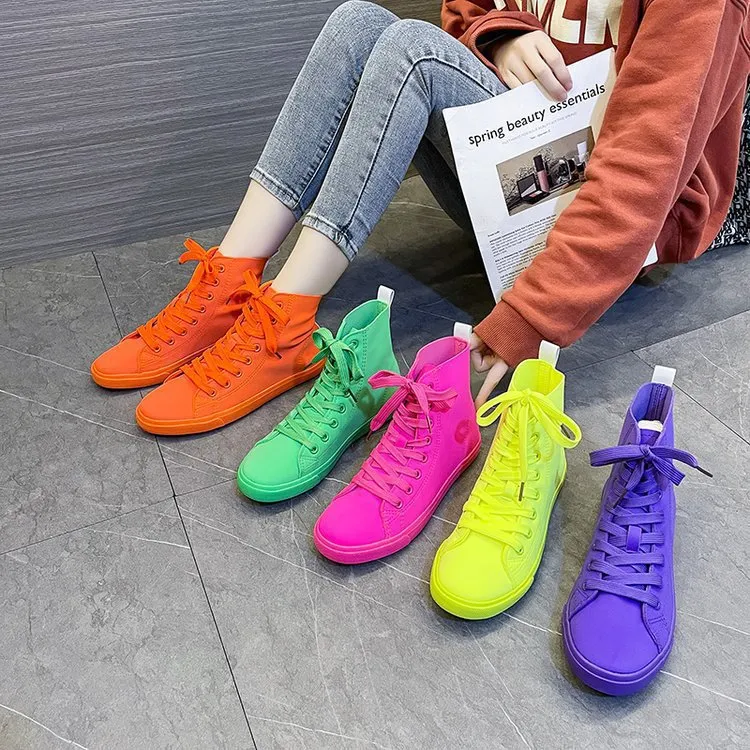 Botas femininas casuais de cano alto, estilo tênis de corrida. Conforto e maciez do couro sintético para uso diário. — foto 11