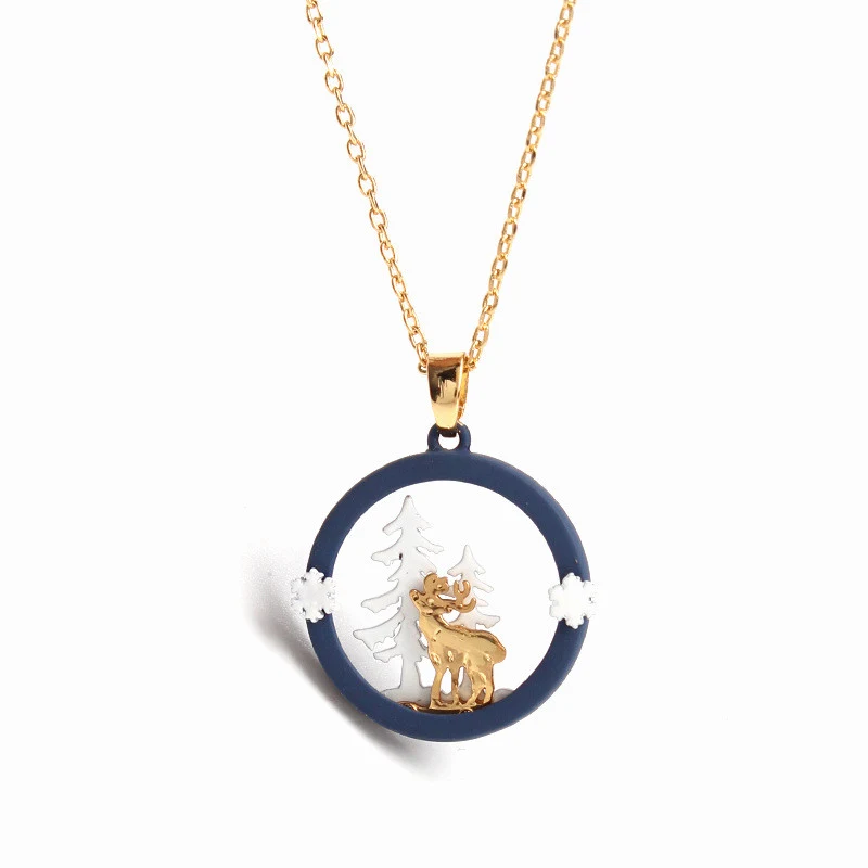 Colar elegante de alce da floresta natalina vazado e dourado 18K. Adicione um toque festivo e sofisticado ao seu visual com esta joia única. — foto 4