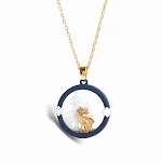 Colar elegante de alce da floresta natalina vazado e dourado 18K. Adicione um toque festivo e sofisticado ao seu visual com esta joia única. — foto 4