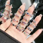 Anel Aberto de Luxo com Cristais Coloridos Irregulares Zircônia, Design Especial, Estilo Frio para um Toque Sofisticado e Moderno. — foto 4