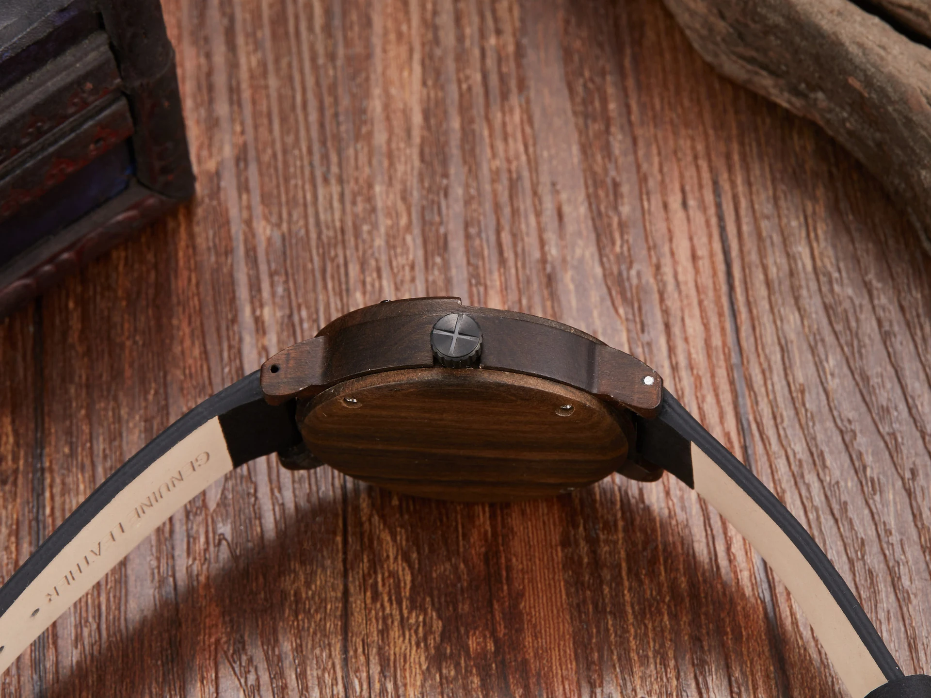 Multifunctioneel houten horloge met kompas. Stijlvol design en handige navigatie voor ontdekkingsreizigers. — foto 3