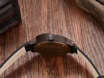Multifunctioneel houten horloge met kompas. Stijlvol design en handige navigatie voor ontdekkingsreizigers. — foto 3