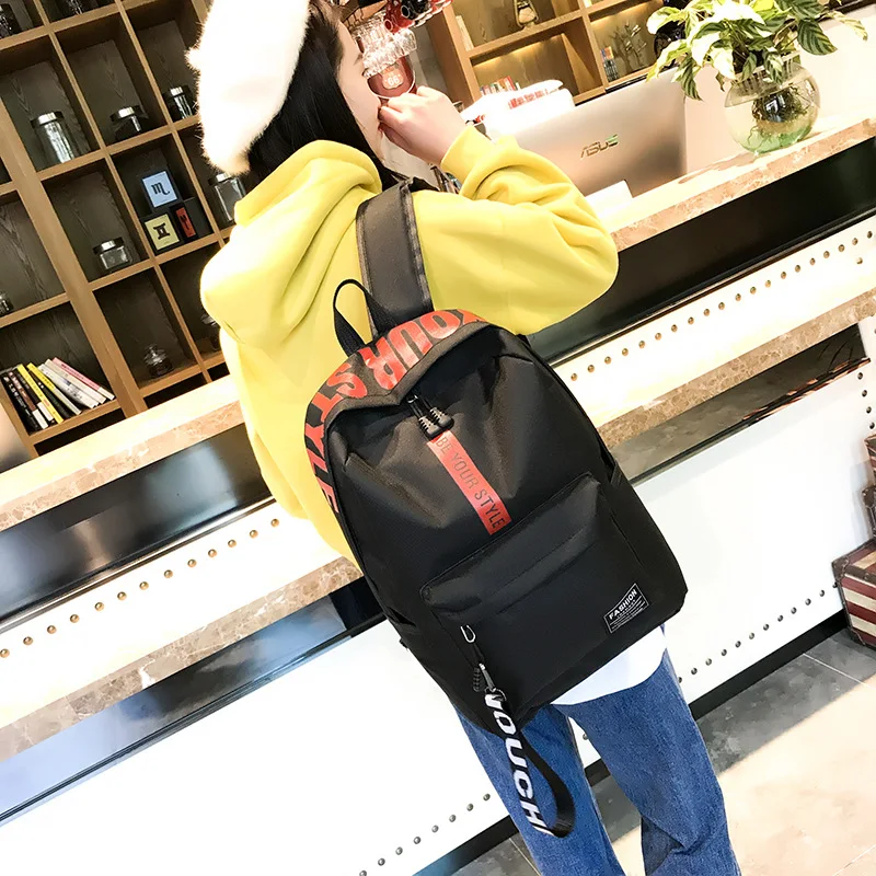 Mochila de lona grande com design de letras fashion. Amplo espaço interno para uso diário, escola ou viagens. Estilo e praticidade. — foto 17