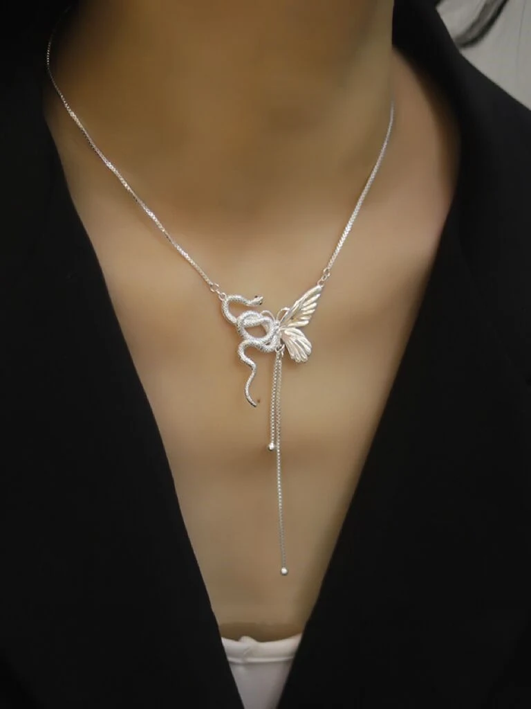 Colar de borboleta e cobra de metal para mulheres. Um acessório estiloso para a multidão, perfeito para eventos e festas. Destaque-se! — foto 2