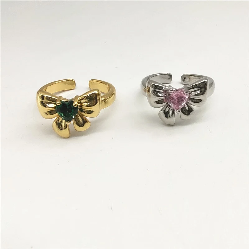 Anel ajustável de luxo com laço de zircônia em forma de coração esmeralda, perfeito para adicionar um toque sofisticado e charmoso. — foto 3